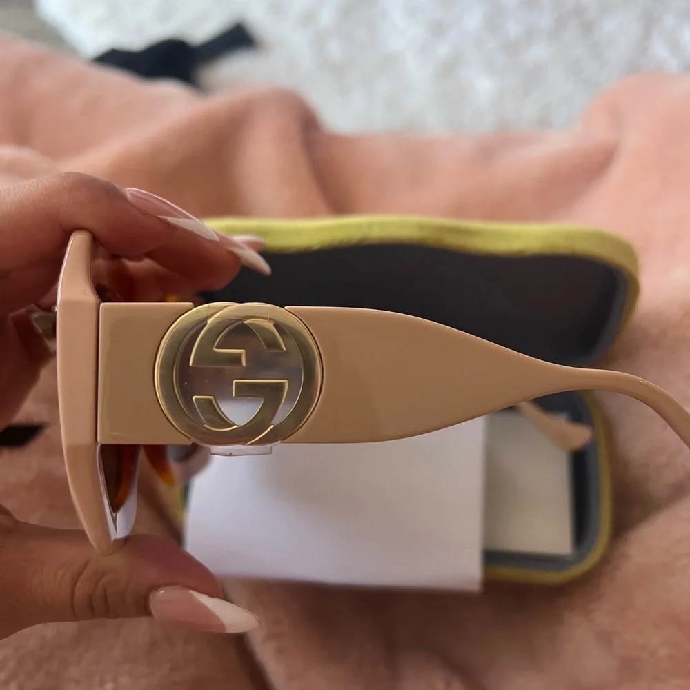 Women Gucci Glasses - Picture 2 of 8
